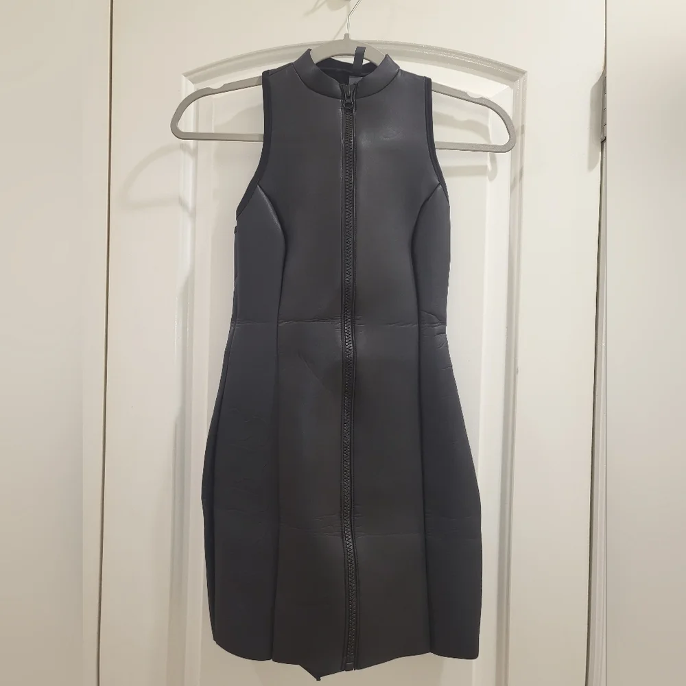 NWT SKIMS RUBBERIZED SCUBA SWIM MOCK NECK ZIP DRESS SIZE XXS